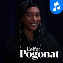 Dominique Fils-Aimé sourit en regardant la caméra. 