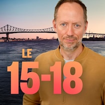 Hugo Lavoie est posé devant le pont Jacques-Cartier.