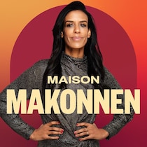Rebecca Makonnen prend une pose sérieuse en fixant l'objectif, les mains posées sur les hanches.