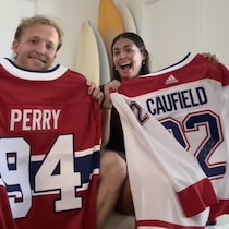 Clinton Perry et Elisa Verdy brandissent des chandails du Canadien de Montréal.
