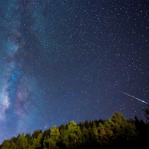 Une météorite dans un ciel sombre.