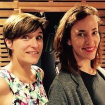 Salomé Corbo et Catherine Pogonat sourient dans un studio de radio.