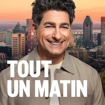 Patrick Masbourian sourit, avec un panorama du centre-ville de Montréal en arrière-plan.