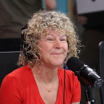 Diane Bérard assise au Studio 1 de Radio-Canada.