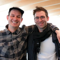 Ils sourient à la photographe.