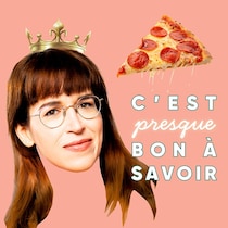 Il y a une pointe de pizza à côté de Catherine Ethier qui a une couronne sur la tête.