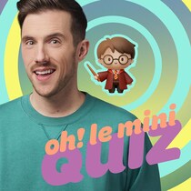 L'animateur Pascal Morissette sourit à côté d'un dessin d'un sorcier.