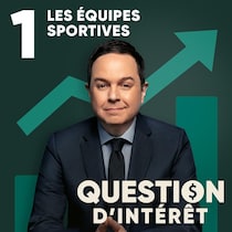 Gérald Fillion prenant une pose sérieuse en souriant légèrement.