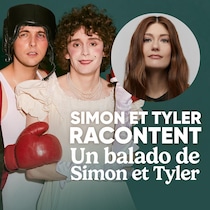 Tyler, avec des gants de boxe, et Simon, en robe et avec des longs gants, regardent l'objectif.