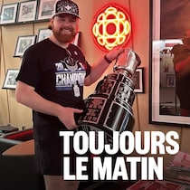 Le président des Lions de Trois-Rivières, Alex Cousineau, et la coupe Kelly dans les bureaux de Radio-Canada à Trois-Rivières. 