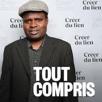 un homme se tient debout devant une affiche