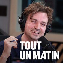 Arnaud Soly riant devant le micro dans le studio 1 de Radio-Canada à l'émission de Patrick Masbourian.