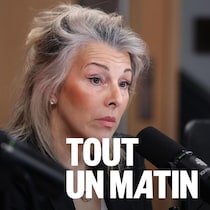 Audrey Bouchard devant un micro dans le studio 1 de Radio-Canada à l'émission Tout un matin.