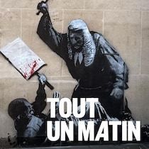 Une murale montre un juge frappant un manifestant.