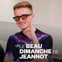 Les deux sourient au photographe.