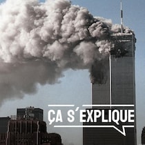 Beaucoup de fumée émane de deux tours.