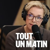 Sophie Thibault et Marie-Eve Richard-Tougas devant un micro du studio 1 à l'émission Tout un matin.