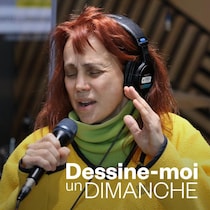 Chloé Sainte-Marie en train de chanter en studio.