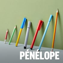 Des stylos différents et de différentes tailles sont posés debout contre un mur.