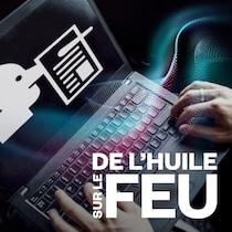 Un homme lit des fausses nouvelles sur son ordinateur.
