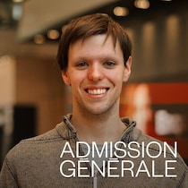 Portrait de Samel Landry dans l'atrium de Radio-Canada. 