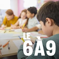 Des enfants dessinent autour d'une table.