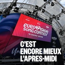 Une scène est installée en ville.