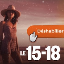 Il s'agit d'une jeune femme sur une plage, vêtue d'une robe d'été.