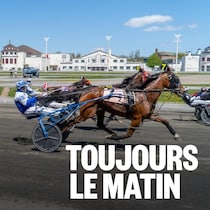 Des chevaux et leurs cavaliers sur la piste de course de l'Hippodrome 3R.
