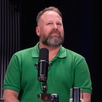 Hugo Meunier en studio, micro devant lui.