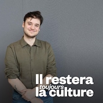 Édouard Tremblay-Grenier qui sourit à la caméra, bras croisés.