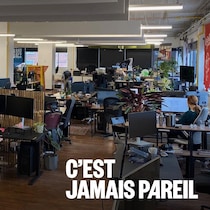 Des travailleurs et travailleuses dans un bureau ouvert.