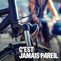Des cyclistes sont à l'arrêt.