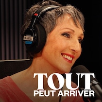 Elle sourit au micro.