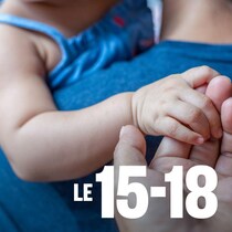 un enfant est dans les bras d'une personne et une autre lui prend la main.