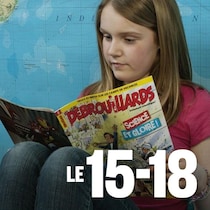 Une jeune lectrice de Débrouillards est assise devant une carte du monde.