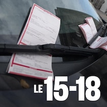 Plusieurs contraventions sont sur le pare-brise d'une voiture.