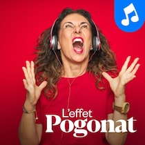 Une femme crie, des écouteurs sur la tête.