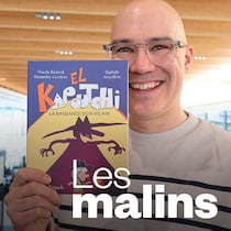 Alexandre Courteau en train de sourire avec un album d'«El Kapoutchi» en main.