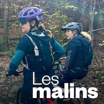 Trois femmes en vélo dans un sentier en forêt.