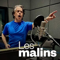 Un homme en pleine performance lors d'un enregistrement de doublage dans un studio.