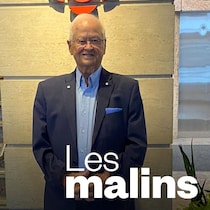Un homme souriant qui pose.