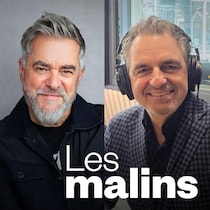 L'auteur-compositeur-interprète Sylvain Cossette et le directeur général du Conservatoire de musique de Gatineau, Marc Langis.