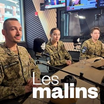 Trois jeunes militaires assis derrière des micros dans un studio de radio de Radio-Canada.