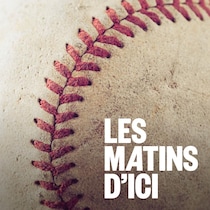 Gros plan d'une balle de baseball.
