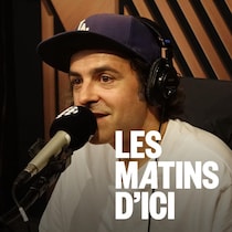 L’auteur-compositeur-interprète Dumas en entrevue dans un studio de radio.