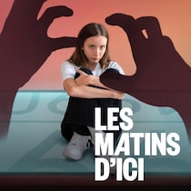 Illustration d'une jeune fille assise sur un téléphone mobile géant. De très grandes silhouettes de mains sortent de l'écran du téléphone et semblent vouloir s'emparer de la jeune fille.