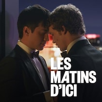 Deux hommes prêts à s'embrasser.