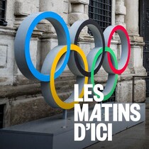 Une sculpture du logo des Jeux olympiques à Milan en Italie.