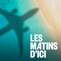 Le reflet d'un avion dans l'eau sur le bord d'une plage.